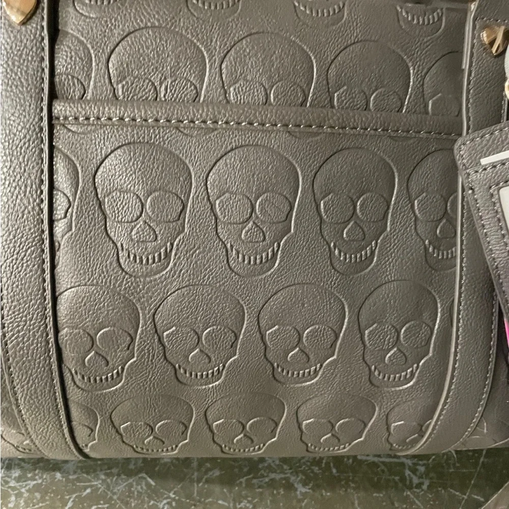 BETSEY JOHNSON GRAY SKULL TRAVEL DUFFLE WEEKENDER BAG NEW - Picture 6 of 8